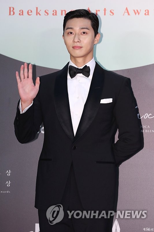 Seoul=) Park Seo-joon poses on the red carpet for the 56th Baeksang Arts Awards at the Korea International Exhibition Center in Ilsan, Goyang, Gyeonggi Province on the 5th.Twenty2.5.6.5