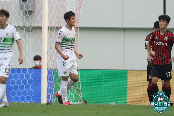He allowed three runs in 25 minutes from 2 to 27 minutes in the second half.FCSeouls defense, which broke down with consecutive runs as soon as the second half started with a good equalizer in the first half, was a Kyonggi power with a consecutive loss.Seoul was defeated 1-4 at the Seoul World Cup Kyonggi in the afternoon of the 6th at the Hanawon Kyu K League 1 2020 5th round North Jeolla Province Hyundai.Park Joo-young, who scored the opening goal for Han Kyo-won in the 43rd minute but went straight after the run, made a wonderful equalizer in the first half and showed hope for Seoul.However, Seoul collapsed with three runs from the second half to 27 minutes.Even if Lee Seung-gis excellent mid-range gun in the second half is inevitable, it was a serious defensive problem to give Lee Dong-gook a goal in the 9th minute and Lee Dong-gook another goal after the side was completely pierced in the 27th minute.Clearly, Seaoul was very good in the first half against North Jeolla Province, which is called absolutely the first round.Even though Choi made a first-round run, it was very encouraging that Park Joo-young, the teams symbol, scored an equalizer in the first half as soon as Park Joo-young was boldly removed from Adriano.The atmosphere heading into the locker room after the end of the first half was set by North Jeolla Province and Seaoul was full of hope of winning.But the situation was completely different as soon as the second half kick-off, and Lee Seung-gis goal in the second minute was a huge goal that could be picked for the goal of the month.However, after seven minutes of this run, Han Kyo-won was able to break the side and then Lee Dong-gook was able to stop Lee Dong-gook.After two runs in a row like this, Seaoul collapsed; lost power in the attack and the defense was completely harassed by the North Jeolla Province offensive.Han Kyo-won shook the side of Seoul with the lead and shook it without a break.In the second half of the second half, the fourth run was a Seoul that made Han Kyo-won a full right side and Lee Dong-gook could go in if he hit the right shot.After that, North Jeolla Provinces Beltvik shot on behalf of Lee Dong-gook hit the crossbar, and Seoul was fortunate to have not scored an additional run.Obviously, Park Joo-young got the power of the chase and fell too easily from the defense, and even the Seoul attacker lost power against North Jeolla Province, which was hard to score even if he did his best.