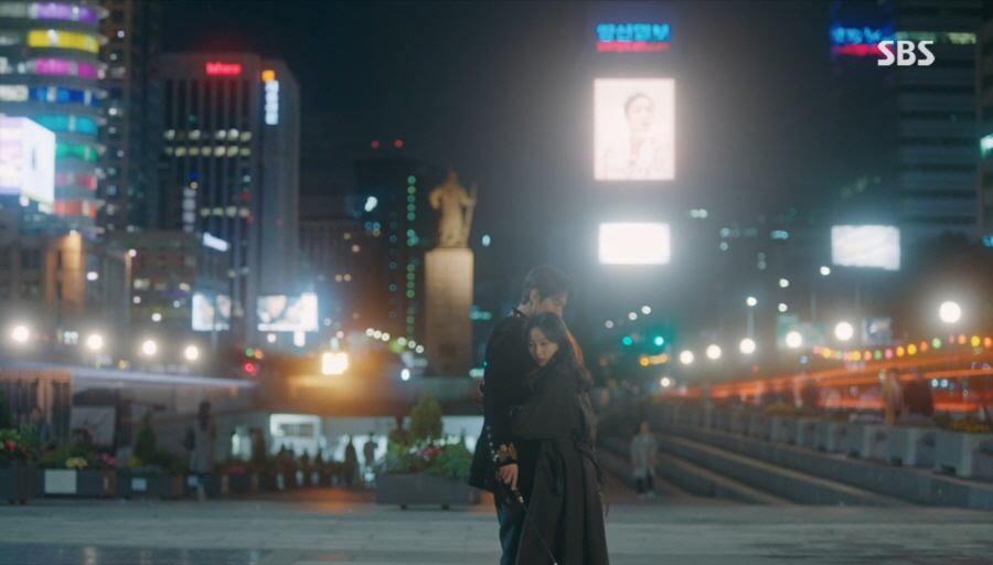 Lee Min-ho and KKKim Go-eun, the monarchs of The King-Eternity, unfolded Dissolve Hug with an updated memory at Gwanghwamun, which had a fateful first encounter, and burst into a heart bomb at the house theater.In the 14th episode of SBSs Drama The King - Eternal Monarch (playplay by Kim Eun-sook/directed Baek Sang-hoon and Jeong Ji-hyun/produced Hwa-An-dam Pictures), which was broadcast on the 5th (Friday), Lee Min-ho, who became one in the dimension door and was able to cross time and space, ran through time and ran through South Koreas Jung Tae-eul in 2020 (Koung Tae-eul, Korea). It was shown moving towards the KKim Go-eun).Lee, who was poisoned by Luna (KKKim Go-eun), who had the same face as Jung Tae-eul in the play, fortunately did not lose the whip to Luna as Cho Young (Woo Do-hwan) came in, and Cho Young-eun, who was surprised, contacted Jung Tae-eul and moved Lee to the hospital.When I told Cho that Igon was attacked by Luna, which is the same as his face, he despaired, and Cho Young prevented him from meeting with Igon, saying that he could not believe him.Waking up, Igon ordered Cho to protect his state in South Korea, and he was the one who saved himself on a back-to-back night and announced that that day was today.Lee Gon, who went to the Great Forest, entered the door of the dimension through the Tangganjiju, and at the same time, Lee Lim (Lee Jung-jin) also entered the door of the dimension, which became a full-fledged one in the middle.At that moment, the axis of time and space was created at the same time, and the man-painted took Igon to the night of the reverse, the moment he wanted to save himself.After saving himself 25 years ago, acting the same as the night of the time, Igon asked the guards to clean up the enemies, and when he learned of the new fact that the son of Lee Jong-in (Jeon Moo-song) of the Buyeong army helped Irim, he shot and avenged his legs and pursued the group of Irim.After running through the door of the dimension, Lee came to South Korea on December 20, 1994.Igon ran back in the direction he came, but in 1994 he moved to the Korean Empire, saw himself wailing, and ran faster, and this time he moved to South Korea on December 22, 1994.Igon, who realized that only parallel movements of the same time zone were possible in the half-deck, was suffering from a situation that had to last for 26 years and about 4 months in the door of the dimension.In 1994, Igon met a 5-year-old man who was near the house of Jeong Tae-eul. Im living 26 years because I came from another time to 1994. Ill be right there.I am going to you. On the other hand, in 2020, South Korea s Jung Tae - eun recalled the Memory that met Lee at the age of 5 when his memory was updated in his head.Jung Tae-eun, who learned that Lee is now in the past in 1994, shed tears, saying, Where have you come to ... where can I wait?After going to the public phone near the forest to nostalgia for Lee, Jung Tae-eul took out a lot of South Korean coins and put them in the return area. At that moment, Jung Tae-eul, who felt Memorys update again, recalled that he met Leeon on the election day of the National Assembly on April 13, 2016.When you dont know me, its sad, thats why I came here, and to remain your memory today, we live at different times, Egon said.As soon as the memory of the 2020 Jeong Tae is updated, the pay phone box column is real time. <2016. 4.13.A little more,  Wait,  Almost there, and the desperateness of Lee and Jeong Tae, who miss each other in the same place at different times, was engraved.Jung Tae-eul, who was chasing Luna in 2020, confronted Luna in an alleyway, and Luna stabbed Jung Tae-eul in the abdomen, saying, I would have warned you, you will die if we meet.Jung Tae-eul, who was watching Luna, who throws a knife and disappears slowly every day, saying that he should adapt to losing something every day, feels headaches again in Memorys update and says, Hold me.I want you to hug him. Jung Tae-eul, who returned to Memory of the moment he first met Igon at Gwanghwamun in 2019, said, Really, are you here?Youre strange, you know me, Igon said, and he was surprised, as they crossed their eyes and said, Theres no coincidence in fate.One day, it must come, but after I realized the meaning, it is always too late. The heart of Jung Tae-eul, who ran to say I think I will regret it if I do not do this now ,After the broadcast, viewers said, I am a couple of couples!, I am happy to meet them again!, I am in a public phone letter!, My heart is bang!I am heartbroken,  Please save your heart,  How can you wait until tomorrow, and so on.Meanwhile, SBSs 15th episode of The King - The Lord of Eternity will air at 10 p.m. on the 6th (tonight).iMBC  SBS Screen Capture