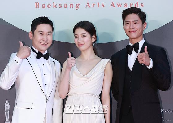 The MC combination was no longer suspiciously perfect.Shin Dong-yup and the Bae Suzy and Park Bo-eun held the 56th Baeksang Arts Grand Prize microphone at the 7th hole of KINTEX, Ilsan, Gyeonggi Province on the 5th.Shin Dong-yup, who has been breathing for three consecutive years, and the chemistry of the Bae Suzy and Park Bo-gum shone again.The Baeksang Goddess Bae Suzy, which has been with Shin Dong-yup, called Progress God for five years, and Park Bo-gum, who has memorized the script and shows excellent progress, continue to receive public praise as a perfect combination.Shin Dong-yup has been a strong leader based on his rich Live broadcasting experience that matches the formula of National MC.Even though I had been recording entertainment until a few hours before the Live broadcast, the water flowing still continued.The Bae Suzy proved the reason why it became the face of white statue for five consecutive years, sometimes with a witty balance between Shin Dong-yup and Park Bo-gum.In parallel with film and Drama shooting, he showed off his perfect black diction and played a great role in stable progress.Three people could not feel the tension at all at the Baeksang Arts Grand Prize, which was broadcast live for three hours.Shin Dong-yup made a smooth progress with a relaxed appearance, and Shin Dong-yup brightened the awards ceremony with a cheerful smile as he listened to a pleasant smile.Because of their perfect harmony, 120 people sitting in the candidate seat and viewers who watched the broadcast were able to fall into the Baeksang Arts Grand Prize for three hours.