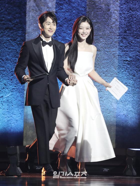 Actor Siwan and Kim Yoo-jung are on stage for the award ceremony of the 56th Baeksang Arts Grand Prize award ceremony at the Korea International Exhibition Center in Goyang City, Goyang City, Gyeonggi Province on the afternoon of the 5th.The 56th Baeksang Arts Awards, the only comprehensive art awards ceremony in Korea that includes TV, movies and plays, will be held at the 7th Hall of the Korea International Exhibition Center in Gyonggi Province at 4:50 pm on June 5 and will be broadcast live on JTBC, JTBC2 and JTBC4.Special reporting team / 2020.06.05Siwan, Kim Yoo-jung Stage Stride