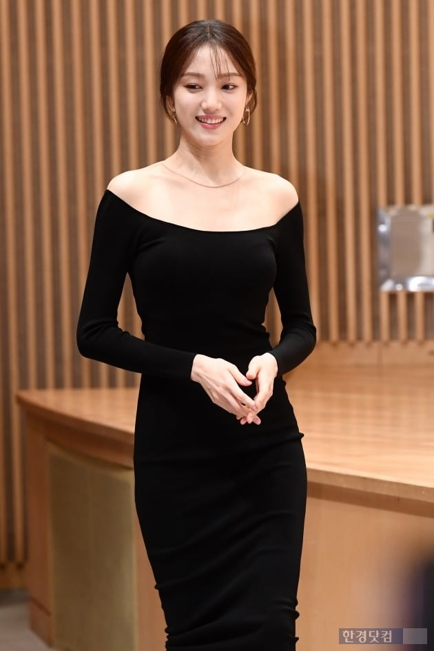 Actor Lee Sung-kyung (pictured) will make a SEK appearance in the Drama Ive been there once.The production team of KBS 2TVs Once Going On the 5th, which was on the air, reported on Lee Sung-kyungs SEK appearance of Ive Goed Once.So far, there are no specific details such as characters and shooting schedules.I have been there once is a Drama that starts with a turbulent divorce story of Songan, who has no good wind, and eventually penetrates warmly with love and Family love.Lee Sung-kyung is said to have made a SEK decision on his SEK appearance with Yang Hee-seung, who wrote MBC Drama Weightlifting Fairy Kim Bok-joo in 2017.