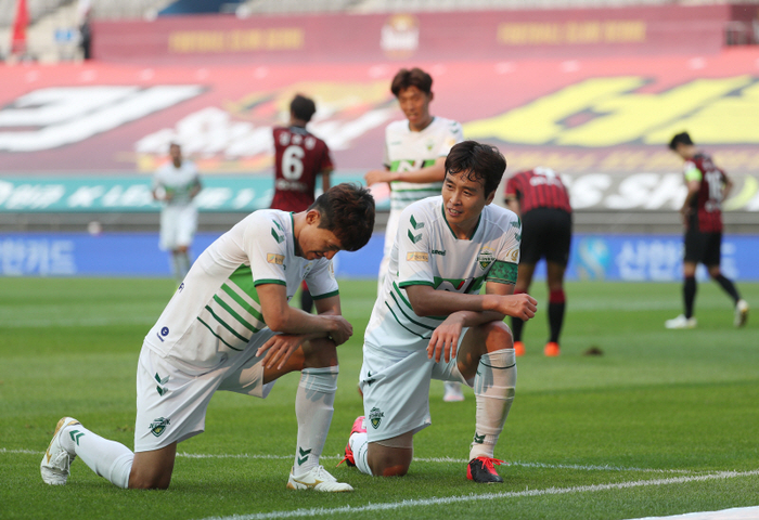 North Jeolla Province Hyundai won 4-1 at FCSeoul and Kyonggi in the fifth round of the Hanawonkyu KUEFA Champions League 1 (Part 1 UEFA Champions League) 2020 held at the Seoul World Cup Kyonggi Stadium on the 6th.Lee Dong-gook scored a multi-goal, and Han Kyo-won scored one goal and two assists.North Jeolla Province, which had won the first place in Incheon on May 5, won the first place with a victory over Seoul.Seaoul lost two straight games as he lost his third game of the season (two wins).North Jeolla Province had a surprise tactic with Lee Dong-gook on the front line, and Cho Kyu-sung on the winger.Kim Bo-kyung and Lee Seung-gi Han Kyo-won are in the second line; Son Jun-ho is in defensive FC Ufa.Kim Jin-soo, Choi Bo-kyung, Kim Min-hyuk, and Song Bum-geun wore goalkeeper gloves.Morris North Jeola, the coach of Providence, was sent off from the Gangwon Province South Korea and could not sit on the bench this day.In the match, Adriano and Cho Young-wook came out with two-tops, and FC Ufa came out with Alibayev Han Chan-hee.Kim Jin-ya and Ko Kwang-min took the wing-backs, while Kim Joo-sung, Kim Nam-chun and Hwang Hyun-soo were in the center-back.Both teams aggressively released Kyonggi from the start; North Jeola Province scored a goal from Seaoul, attempting four shots 20 minutes ago.Seaoul faced North Jeolla Province with a quick counterattack; both teams produced several threatening scenes, but did not connect with a score.In the 32nd minute, Seaoul had a decisive chance but missed it.Cho Young-wook, who received Adrianos penetration pass, hit the shot, but was blocked by North Jeolla Province goalkeeper Song Bum-geun.Kim Jin-ya also tried to shoot after infiltration, but he got offside.North Jeolla Province also converted to attack; Kim Bo-kyung connected Son Jun-hos cross of the attack to a header but unfortunately skipped over the goal.Lee Dong-gook also tried to wind up when he saw the goalkeeper come out a little in the 39th minute, but the ball came out.North Jeolla Province put in Murillo in the 40th minute, without Cho Kyu-sung.Just before the end of the first half, North Jeolla Province scored the opening goal.Han Kyo-won penetrated and finished as Lee Dong-gookk came out with a header in the 42nd minute.Seoul also made up for it immediately, and Park Joo-young, who stepped on the ground instead of Adriano just before the end of the first half, tried to shoot Kim Jin-yas cross.Park Joo-youngs shot hit the crossbar and went into the goal line, and after VAR reading, Park Joo-youngs shot was passed over the goal, and it was 1-1 when he was recognized as a goal scorer.The first half ended just like that.North Jeolla Province dominated Kyonggi at the start of the second half.A powerful mid-range shot hit Lee Seung-gi after overcoming a struggle between two defenders in the second minute went into the goal.In the second half of the second half, Han Kyo-won dropped the ball to his head and Lee Dong-gookk scored after a dribble.North Jeolla Province took a 3-1 lead.Seoul tried to reverse the game by putting in a veteran tranquilizer, except Alibayev, but it didnt work; rather, he allowed an extra goal in the 27th minute.During the counterattack, Lee Dong-gookk scored a multi-goal as he finished a cross posted by Han Kyo-won.North Jeolla Province used two replacement cards as they led by three goals.In the second half of the second half, he put in Beltbeak on behalf of Lee Dong-gook, and he put Kunimoto without Lee Seung-gi.Seaouls momentum was completely dampened; Seaoul did not have any chance; rather, he suffered an additional run-off crisis as he continued to give North Jeolla Province a shot.After that, the score was not scored, but the game was finished with a major victory by North Jeolla Province.Lee Dong-gook multi-goal North Jeolla Province wins 4-1 in Seoul ..