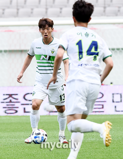 North Jeolla Province Kim Bo-kyung passes to Lee Seung-gi in the match of One Kyu K League 1 FCSeoul - North Jeolla Province Hyde on the afternoon of the 6th at Seoul World Cup Stadium in Sangam-dong.