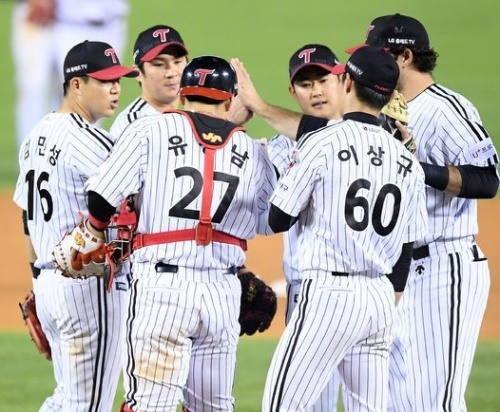 The LG Twins have been cruising since the beginning of this season, ranking second (as of the 4th) after NC Dynos.LGs spirits Lee Min-ho, Kim Yun-stock, Jeong Woo-yeong and Lee Sang-kyu are becoming strong support for LG mounds.In addition, they won a special victory, including a 2-0 victory over the Samsung Lions on the 21st.The young mound has shone LGs future, with the oldest pitcher among the four joint-ventures of Young Bong-seung being Lee Sang-kyu, 24, who is the youngest.Lee Min-ho, a 2001 right-hander, is making his debut season this season with LGs choice as the first nomination in the 2020 professional baseball draft.The fastball, which reaches a maximum speed of 151 km/h, is impressive: Lee Min-ho has shown better pitches day by day, marking the head coach of LGs Ryu Joong-il with a snow stamp.On the second day, he started the game against Samsung on the 2nd, and he scored two runs in seven innings, five hits, three strikeouts and seven strikeouts.Although he did not win, he made a strong impression, and LGs future is bright in pitching beyond expectations.Then, 2000-year-old left-hander rookie Kim Yun-stock was named to the first round of the 2020 professional baseball second draft, which is also his professional debut season.But already he has an important role in the LG mound: Kim Yun-stock plays a role primarily as a left-eye bullpen agent.Even though he is not a big physique, he is evaluated as having excellent ball control ability to throw in the second half of 140km in custody and throw in a soft pitching form.Jeong Woo-yeong, a 1999 pro-second year side arm, cleans up the jinx for the second year, and is giving off the feat of the rookie last year.The power of the two-seam patball, which is bent toward the right-handed body, is flexible, and the balance is well-balanced and the ability to stab the ball is still a threat to the opponent.He has a 1-for-4, 1 save and 0.71 ERA this season.The last notable player is Lee Sang-kyu, born in 1996; he was named in the second round of the 2015 LG.He enjoyed his first entry of the season while playing in the second league, but recently he changed his position to the final after Gow Seok was injured.He is definitely responsible for LGs success with two wins, one hold, four saves and 1.46 ERA.Lee Min-ho, Kim Yun-stock, Jin Woo-yong, Lee Sang-kyu Golden Heat is tightening the breath of opponents this season and is becoming a bright future for LG.Fans expectations are rising as the pitchers beams, which will release LGs Han, who has not won the Korean series since 1994, are growing together.