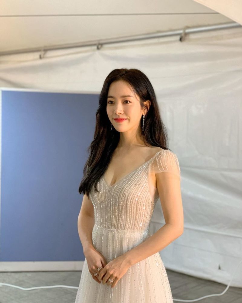 Actor Han Ji-min boasted of her innocent beauty.Han Ji-min posted a picture on his instagram on June 6.The photo shows Han Ji-min in a pure white Dress, smiling, and Han Ji-mins white-green skin without any blemishes and distinctive features make her look more beautiful.delay stock