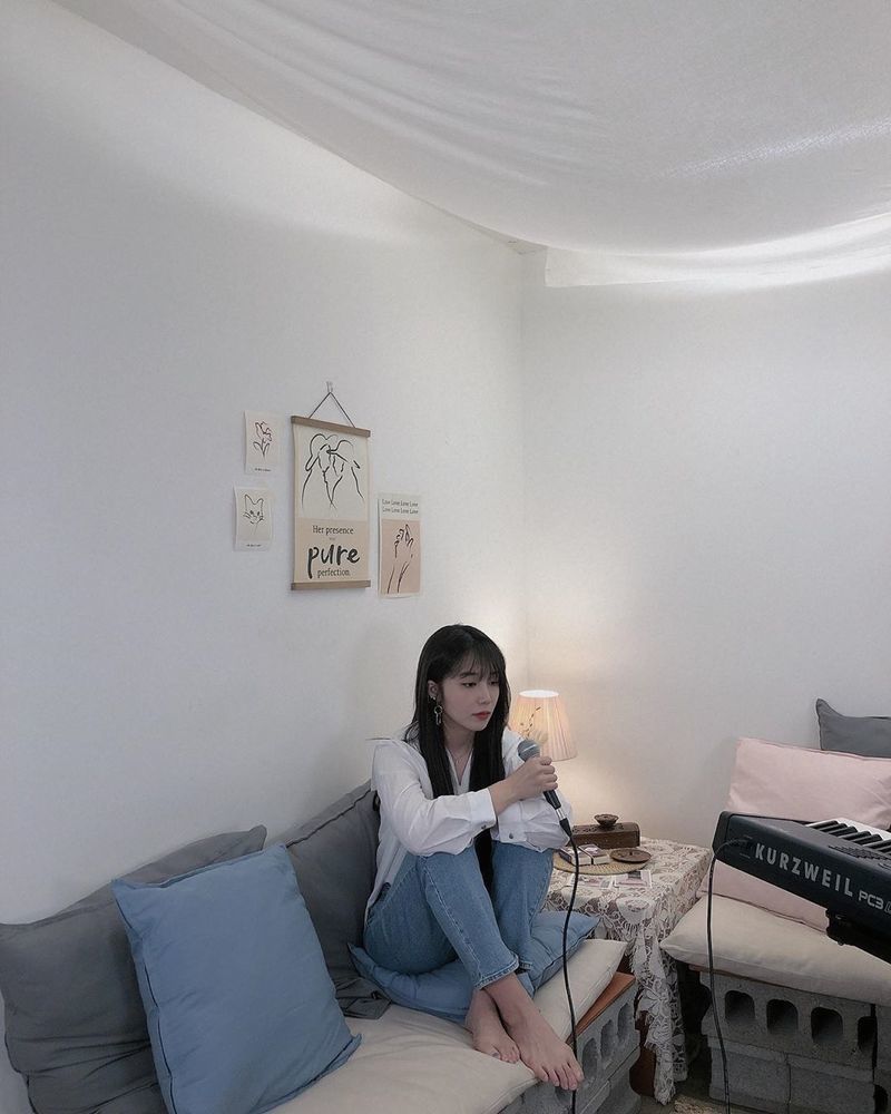 Group Apink member Jung Eun-ji boasted a pure beauty.Jung Eun-ji posted a picture on his Instagram on June 6 with an article entitled Crook Love Live!The picture shows Jung Eun-ji wearing white tees and blue jeans; Jung Eun-ji is making a faint look with a microphone.Jung Eun-jis innocent atmosphere catches the eye.delay stock