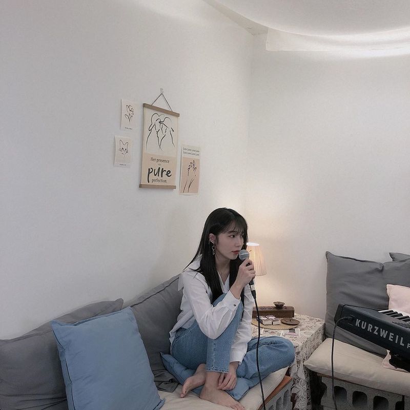 Group Apink member Jung Eun-ji boasted a pure beauty.Jung Eun-ji posted a picture on his Instagram on June 6 with an article entitled Crook Love Live!The picture shows Jung Eun-ji wearing white tees and blue jeans; Jung Eun-ji is making a faint look with a microphone.Jung Eun-jis innocent atmosphere catches the eye.delay stock