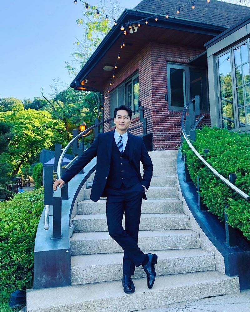 Actor Song Seung-heon flaunted her sexy suit-fitSong Seung-heon posted a picture on his Instagram on June 6 with an article entitled Happy Saturday.Inside the picture was a picture of Song Seung-heon wearing a suit; Song Seung-heon smiles at the camera with his hands in his pockets.Song Seung-heons tall glamor and sexy aura catch the eye.The fans who responded to the photos responded such as I love you, I am handsome and I am really cool.delay stock