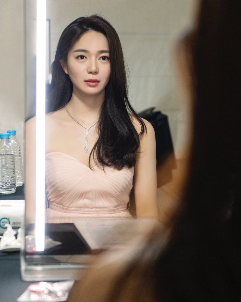 Actor Lee Elijah flaunts her innocent lookLee Elijah posted a photo on his Instagram account on June 6.Inside the picture was a picture of Lee Elijah wearing a nude tone dress, who is staring into the mirror with her long hair hanging down.Lee Elijahs innocent beautiful looks catch the eyeFans who responded to the photos responded such as It is so beautiful, It is a goddess and Beautiful looks crazy.delay stock