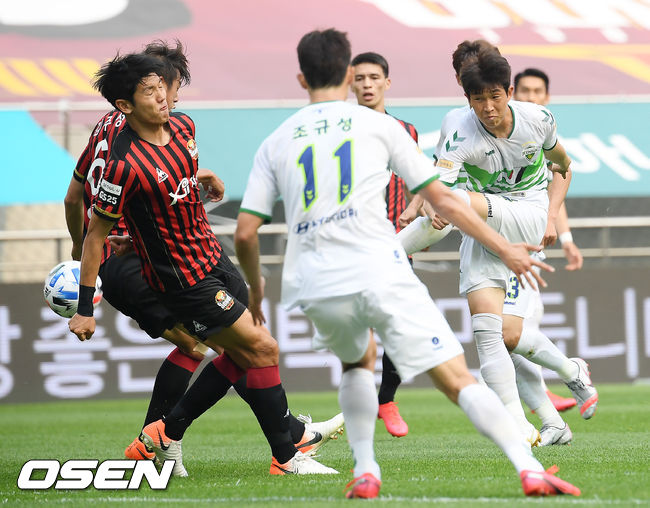 On the afternoon of the 6th, 2020 Hanawon Kyu K League 1 FC Seoul and Jeonbuk Hyundai played at the Seoul Suwon World Cup Stadium.Lee Seung-gi of North Jeolla Province is shooting a strong shot in the first half.
