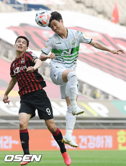 On the afternoon of the 6th, 2020 Hanawon Kyu K League 1 FC Seoul and Jeonbuk Hyundai played at the Seoul Suwon World Cup Stadium.Lee Seung-gi of North Jeolla Province is heading in the first half.