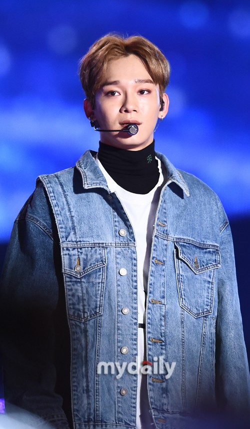 Chen (real name Kim Jong-dae) of the group EXO, who recently reported on the news of the daughter, has appeared for a long time.In the SBS music program Inkigayo, which aired on the afternoon of the 7th, Baekhyun crossed the Omai Girl and red puberty and took first place in the first week of June with his solo song Candy.On this day, Baekhyun enjoyed the joy of the first place and took a selfie to leave this moment as a photo.EXO members Chan Yeol, Sehun and Kai also came to the stage and celebrated Baekhyun.Among them, Chen, who announced his name to the public as EXO No. 1 married man, was also caught and robbed his eyes.Netizens are pouring hot reactions to Chen, which has appeared in the CRT for the first time since the marriage and childbirth news.Chen announced the pregnancy of non-entertainer GFriend in January and announced the marriage at the same time.Chen said, There is a GFriend I want to be with for a lifetime. I was worried and worried about what will happen due to these resolutions, but I wanted to communicate a little early so that the members and the company, especially the fans who are proud of me, did.Then, blessings came to me.I was very embarrassed because I could not do the parts I planned with the company and the members, but I was more encouraged by this blessing.I was careful to take the courage because I could not delay the time anymore while thinking about when and how to tell.I am deeply grateful to the members who have been so grateful to the members who have sincerely congratulated me on this news, and I am deeply grateful to the fans who are too much for me. Since then, Chen has been married privately according to his familys doctors, and on April 29, he became a father of a child.Some fans were opposed to Chens surprise announcement, but Chen plans to continue his activities as a member of EXO.