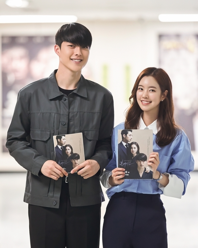 Jang Ki-yong, Jin Se-yeon and Lee Soo-hyuk, who are two of the Bone Again leading players, gave a meaningful end impression.KBS 2TVs drama Bon Again (playplay by Jung Su-mi/director Jin Hyung-wook, Lee Hyun-seok/produced UFO Productions, Monster Union) is leading a chewy development by drawing a melodrama of reincarnation of three men and women that can not be predicted to the end.Above all, Jang Ki-yong (Kong Ji-cheol/Cheon Jong-beom station), Jin Se-yeon (Jung HAEUN/Intimacybin station), Lee Soo-hyuk (Cha Hyung-bin/Kim Soo-hyuk station) is heading to the end of the fate that has been entangled by Acting two characters in the past life and present life, I sent a greeting.Jang Ki-yong, who has played two complicated characters who have never received warm love in his past life and has matured, said, It was not easy for the top two-player model to go between the past and the present, but I was able to finish well with the help of many people.I would like to express my gratitude to the viewers who have loved and loved our Drama This Again .I will also visit with a good work in the form of a new Actor Jang Ki-yong Jin Se-yeon, who was the HAEUN and Intimacy Bean itself, was truly happy to be able to join you with a lovely HAEUN and Sabine for about four months.I hope that Bon Again and HAEUN will be the work that remains to the end of your heart as Sabine has come to me specially.I am grateful to all those who have been with me. Until the end, I showed a lot of affection for my character and work.Lee Soo-hyuk, who renewed his life character with Kim Soo-hyuk, a prosecutor who is a man who tore up a romance novel, said, I do not realize that I am already ahead of the last broadcast.I took a really pleasant shot with the actors and staffs together, and I was just grateful to be able to greet you with my work for a long time.I will try to visit you more often this year, so please watch. He added, I added a warm feeling by saying that I am happy. (Photo Provided = UFO Production, Monster Union)pear hyo-ju