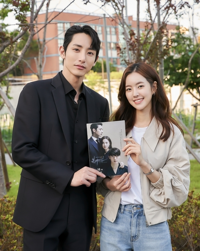 Jang Ki-yong, Jin Se-yeon and Lee Soo-hyuk, who are two of the Bone Again leading players, gave a meaningful end impression.KBS 2TVs drama Bon Again (playplay by Jung Su-mi/director Jin Hyung-wook, Lee Hyun-seok/produced UFO Productions, Monster Union) is leading a chewy development by drawing a melodrama of reincarnation of three men and women that can not be predicted to the end.Above all, Jang Ki-yong (Kong Ji-cheol/Cheon Jong-beom station), Jin Se-yeon (Jung HAEUN/Intimacybin station), Lee Soo-hyuk (Cha Hyung-bin/Kim Soo-hyuk station) is heading to the end of the fate that has been entangled by Acting two characters in the past life and present life, I sent a greeting.Jang Ki-yong, who has played two complicated characters who have never received warm love in his past life and has matured, said, It was not easy for the top two-player model to go between the past and the present, but I was able to finish well with the help of many people.I would like to express my gratitude to the viewers who have loved and loved our Drama This Again .I will also visit with a good work in the form of a new Actor Jang Ki-yong Jin Se-yeon, who was the HAEUN and Intimacy Bean itself, was truly happy to be able to join you with a lovely HAEUN and Sabine for about four months.I hope that Bon Again and HAEUN will be the work that remains to the end of your heart as Sabine has come to me specially.I am grateful to all those who have been with me. Until the end, I showed a lot of affection for my character and work.Lee Soo-hyuk, who renewed his life character with Kim Soo-hyuk, a prosecutor who is a man who tore up a romance novel, said, I do not realize that I am already ahead of the last broadcast.I took a really pleasant shot with the actors and staffs together, and I was just grateful to be able to greet you with my work for a long time.I will try to visit you more often this year, so please watch. He added, I added a warm feeling by saying that I am happy. (Photo Provided = UFO Production, Monster Union)pear hyo-ju