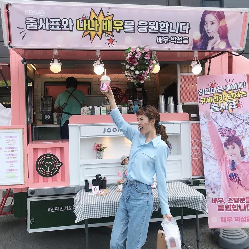 Thank you.Park Sung-woong sent Coffee or Tea for NanaNana wrote on her Instagram account on June 6, Thank you; senior Park Sung-woong; and the filming site of Chu Shi Biao.I support you, always and posted a picture.The photo shows Nana posing in front of Coffee or Tea, which Park Sung-woong sent to KBS 2TV new tree drama Chu Shi Biao.The two have co-worked through the past movie The Man.kim myeong-mi