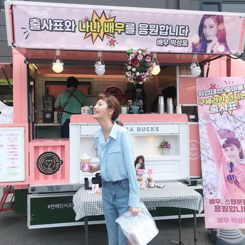 Thank you.Park Sung-woong sent Coffee or Tea for NanaNana wrote on her Instagram account on June 6, Thank you; senior Park Sung-woong; and the filming site of Chu Shi Biao.I support you, always and posted a picture.The photo shows Nana posing in front of Coffee or Tea, which Park Sung-woong sent to KBS 2TV new tree drama Chu Shi Biao.The two have co-worked through the past movie The Man.kim myeong-mi