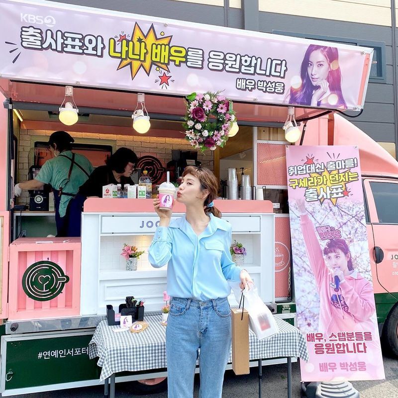 Thank you.Park Sung-woong sent Coffee or Tea for NanaNana wrote on her Instagram account on June 6, Thank you; senior Park Sung-woong; and the filming site of Chu Shi Biao.I support you, always and posted a picture.The photo shows Nana posing in front of Coffee or Tea, which Park Sung-woong sent to KBS 2TV new tree drama Chu Shi Biao.The two have co-worked through the past movie The Man.kim myeong-mi