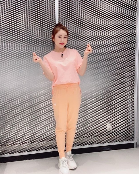 Song Ga-in has delivered a lovely recent situation.Singer Song Ga-in posted a picture on his Instagram on June 6.The photo shows Song Ga-in posing for a finger heart in a Pink T-shirt; Song Ga-ins lovely beauty catches the eye.kim myeong-mi