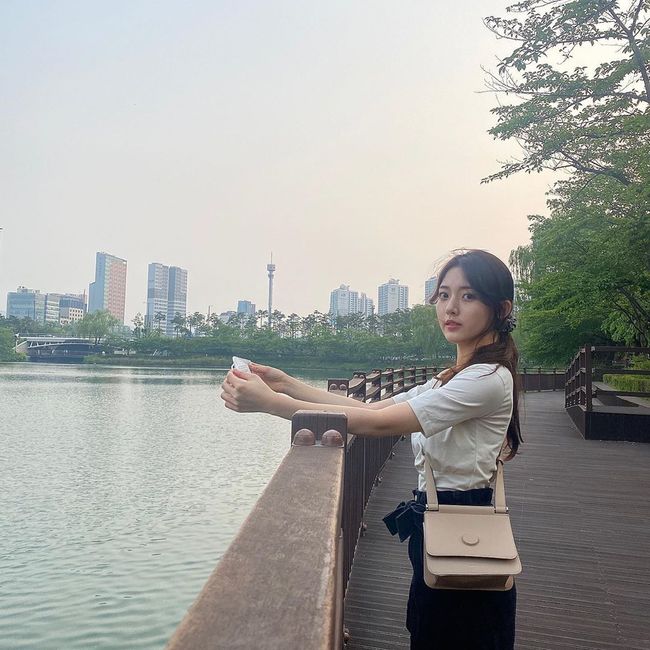 Actor Jin Da-bin is attracting attention as a well-grown current situation.Jin Da-bin posted a picture on his Instagram on the 7th with an article entitled The Heat Careful.In the open photo, Jin Da-bin is standing in front of the lake and staring at the camera.Jeong Da-bin is wearing a short-sleeved blouse and ribbon skirt and is showing off her pure and refreshing charm.Especially, Jin Da-bin steals his gaze with his beauty as he was a child.Jin Da-bin, who had been nicknamed Ice cream girl in the past for an Ice cream brand advertisement, proved a good example of justice again.It is also added to maturity and boasts upgraded visuals.Jeong Da-bin appeared on Netflixs original Human Class released on April 29th.Jin Da-bin Instagram