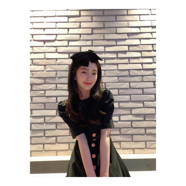 Girl group Red Velvet Irene showed off her fresh Beautiful looks.Red Velvet Irene posted a photo on her Instagram page on Friday with emojis including hearts, peaches and ribbon.Inside the photo, Irene, who seemed to attend the event, was taking pictures while taking several poses.Irene, who boasts a small face that Ribbon can cover his face, makes the viewers feel good with a fresh smile.Irenes various charms are impressive, fresh, cute, chic.Meanwhile, Irene will return to unit with Seulgi in July.