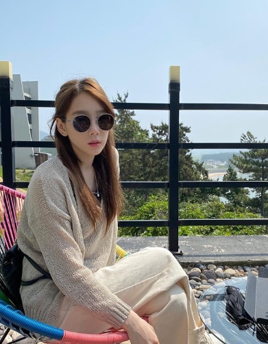 Girls Generation has sent a relaxed Weekend to Taeyeon.Taeyeon posted several recent photos on his instagram on the 7th without any comment.In the photo, Taeyeon is sitting in a cafe with a view of the sea and relaxingly enjoying Weekend. Despite wearing a sunglass, Taeyeons innocent visuals are impressive.Meanwhile, Taeyeon released a new song Happy last month.Photo = Taeyeon Instagram