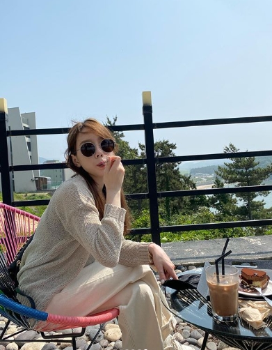 Girls Generation has sent a relaxed Weekend to Taeyeon.Taeyeon posted several recent photos on his instagram on the 7th without any comment.In the photo, Taeyeon is sitting in a cafe with a view of the sea and relaxingly enjoying Weekend. Despite wearing a sunglass, Taeyeons innocent visuals are impressive.Meanwhile, Taeyeon released a new song Happy last month.Photo = Taeyeon Instagram