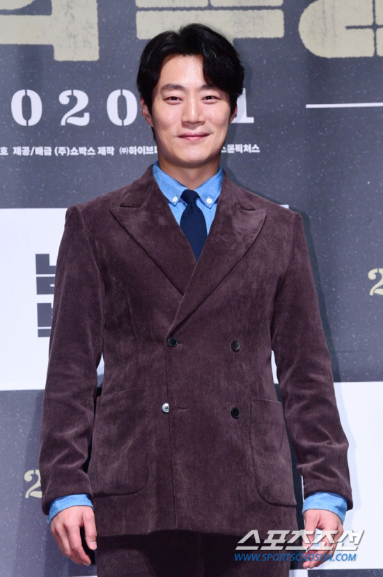 Actor Lee Hee-joon breathes with Lee Seung-gi as mouseLee Hee-joon will return to the home room with TVNs new drama Mouse (the latest play), an entertainment official said on the 8th.The mouse starring Lee Hee-joon is a story that starts with the question of whether you can select Bereavement from your mothers stomach through fetal genetic testing, and if the child in your stomach is Bereavement, you will have the child.Lee Hee-joon will star in the play as a Detective rubber teeth that combines Lee Seung-gis play with Jung Ba-reum.After witnessing the sacrifice of his family as a child, he became a detective with poison, and he conducts a Confidential Assignment with a right young man, Jungbam.The production team said, Mouse contains a unique material that is completely different from the drama that has been based on Bereavement so far.Expectations are also growing for Lee Hee-joon, who has been looking for an home room for a long time since the 2018 OCN Mistris.Lee Hee-joon has shown impressive performances in succession to The Drug King (2017), 1987 (2017), Mitsubac (2018), The Minor (2018), and The Managers of Namsan (2019), and has continued filming the film Bogota and proved the acting power to believe and see.Expectations are also drawn to the performance that Lee Hee-joon will show as a mouse.TVNs new drama Mouse will be broadcast in the first half of 2021.