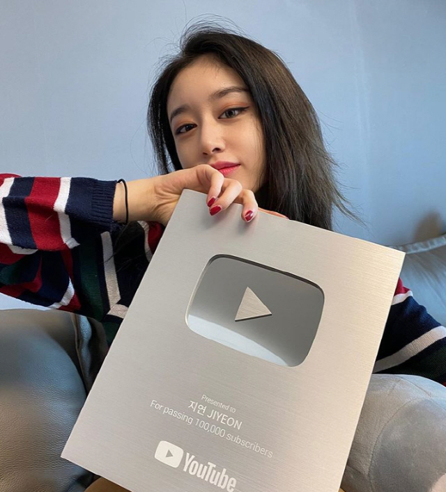 ...Smile with confidence.On the 8th, Ji-yeon posted a picture on his instagram with a wink emoticon.In the photo, Ji-yeon, who is building a Smile with a YouTube silver button, is shown.Silver Button Celebratory photo paid from YouTube headquarters if you exceed YouTube 100,000 SubscriptionThe fans cheered on Ji-yeons move with comments and likes; now Ji-yeons YouTube Subscription has surpassed 190,000.Ji-yeon released the album SENPASS last December.