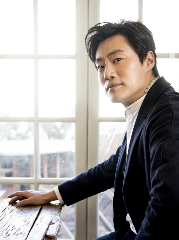 Actor Lee Hee-joon is considering appearing on TVNs new drama Mouse.On the afternoon of the 8th, Lee Hee-joon agency BH Entertainment official told Star, Lee Hee-joon is positively considering Mouse appearance.TVN Mouse is a story that starts with the question of whether you can select Bereavement from your mothers stomach through fetal genetic testing, and if the child in your stomach is Bereavement, you will have the child.Actor Lee Seung-gi has confirmed the casting as a new police officer at the police box.Lee Hee-joon is said to have been offered the role of criminal rubber teeth that make up the combination with Jungbam.If Lee Hee-joons appearance is confirmed, Mouse will be the first work in which the two actors co-work.Mouse is scheduled to air in the first half of 2021.