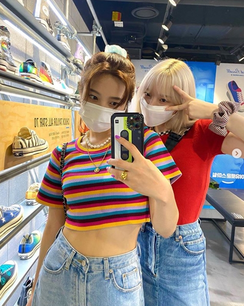 Red Velvet Joy has released a photo of him with GFriend Yerin.Joy posted a mirror selfie on his instagram on the 8th, which seemed to be taken while shopping with fellow group GFriend member Yerin.Joy showed off her figure in a colorful short knit T-shirt with jeans and abs exposed, and excited her penchant for sporting unseen beautiful looks despite wearing a mask.In addition, Yerin next to Joy took a V-shaped with a blue skirt and RED-type short-sleeved shirt like Joy and gave her a cute chemistry.On the other hand, Red Velvet Joy has been actively communicating with fans by uploading recent photos to personal SNS.Photo Offering = Joy Instagram account _imyour_joy capture