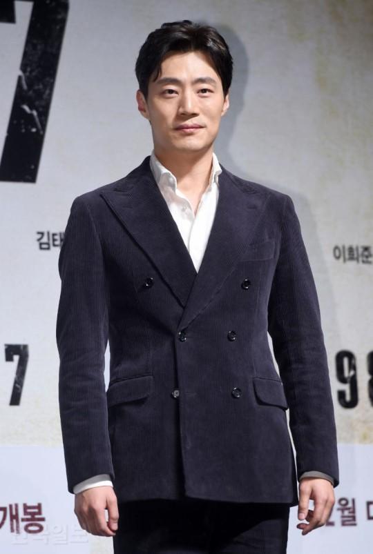 Actor Lee Hee-joon is considering appearing in the new drama Mouse.Lee Hee-joon, a member of BH Entertainment, said on the 8th that Lee Hee-joon is being positively reviewed after being proposed to appear in the new drama Mouse.Earlier this day, one media reported that Lee Hee-joon will appear as a rubber chip detective in TVNs new drama Mouse and will be in close contact with Lee Seung-gi.Mouse is a story that starts with the question of whether you can select Bereavement from your mothers stomach through a fetal genetic test, and if the child in your stomach is Bereavement, you will have the child.Earlier, Lee Seung-gi was reported to appear as a new police officer at the police box.Choi Rans new work Mouse, which wrote Iljimae, Gods Gift-14th and Black, will be broadcast in the first half of 2021.Meanwhile, Lee Hee-joon has been active in the movie Namsans Directors released earlier this year, and will meet with the public with new films Bogota and drama Kimaira.