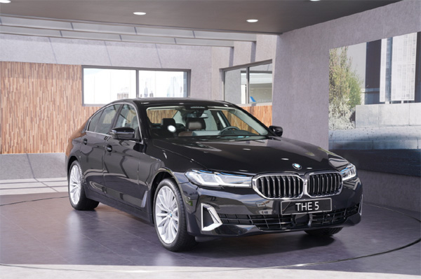 BMW가 5월 27일 세계 최초로 영종도 BMW 드라이빙 센터에서 공개한 7세대 5시리즈 부분변경 모델 뉴 523d. [사진 제공 = BMW그룹코리아]
