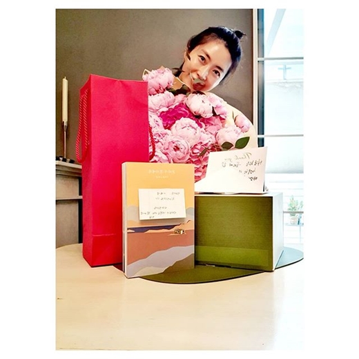 Kim Hye-soo and Song Hye-kyo also celebrate messageActor Song Yoon-ah thanked the fans for celebrating his birthday.Song Yoon-ah posted a letter and gift to his fans on the Instagram on his birthday, I really give you Thank you.Song Yoon-ah said, It was a day when I was so short of putting my mind in a few lines. I am sorry that I can not put it in the picture.I am very impressed by you, great love. I will not forget. I love you. Song Yoon-ah, who certified the fans gifts one by one, is smiling happily in the photo, surrounded by gifts and bouquets.Actor Kim Hye-soo, Lee Jung-hyun, Moon Jung-hee, and Song Hye-kyo, who are colleagues in Song Yoon-ahs birthday photo, also conveyed their congratulations with comments such as Happy Birthday.