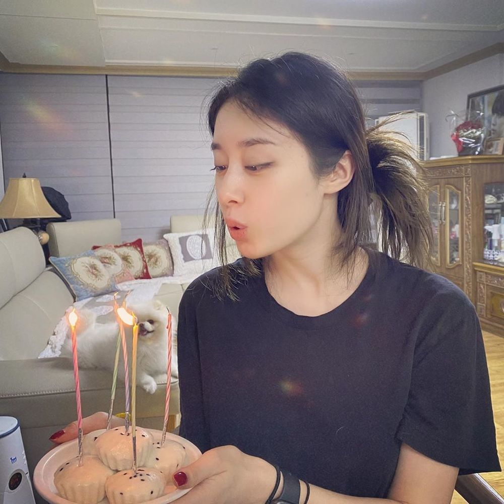 Ji-yeon also boasted the perfect Beautiful looks on her birthday.Group T-ara member Ji-yeon posted on his Instagram account on June 7: Thank you.Thank u everyone for your sweet birthday wishes and uploaded a picture.The Ji-yeon in the photo is holding a big-sized Cake with his head tied together, and he surprised those who saw it with a sleek jawline and nose.han jung-won