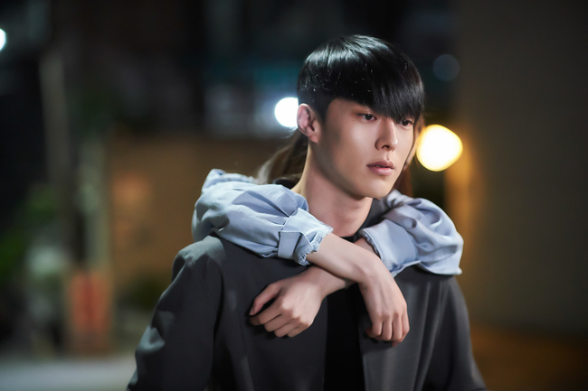What are the Confessions that Jang Ki-yong secretly told Jin Se-yeon, who was asleep in Born Again?In the 29th and 30th episodes of KBS 2TVs Monday/Monthly Drama, Bon Again (playplayplay by Jung Su-mi/director Jin Hyung-wook, Lee Hyun-seok/Produced UFO Production, Monster Union), which left only one day until the last episode of June 8 at 10 p.m., Chun Jong-beom (Jang Ki-yong) confessions his inner heart, which he kept alone.In the photo released, there was a picture of Chun Jong-beom, who takes him home with a dark night Intimacybin on his back.What is going on, Intimacybin is drunk and sleepy, and he takes her silently.Chun Jong-bum has always struggled to survive in a twisted family gap in this life, so he grew up without knowing the true feelings of love.Jang Ki-yong, a former life, also died after being framed as the true crime of the yellow umbrella serial murder instead of his father, Gong In-woo (Jung In-kyum), who cursed himself, and left a wound on his beloved woman, Jung Ha-eun (Jin Se-yeon), and his lover, Cha Hyung-bin (Lee Soo-hyuk).As the memory of the past life and the memory of the present life coexist, Chun Jong-bum, who is in a complicated situation, is in danger of his life because of the bullet in his head.Among them, Chun Jong-bum, who said, Will you listen to my story? On the same day, will take out his own teeth and tell all the words he had hidden in his mind.He spits out in a calm voice, but his eyes are reddened quickly, and he wonders what kind of confession he would have made.kim myeong-mi