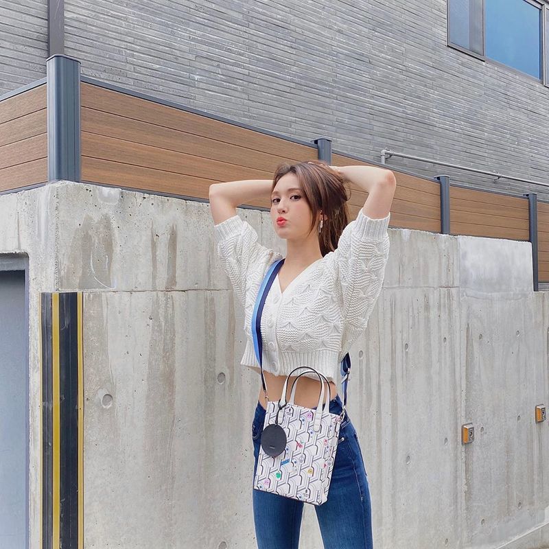 Singer Jeon So-mi told of the recent maturity.Jeon So-mi posted on his instagram on June 8 that the weather is so good.In the photo, Jeon So-mi is showing off his Ant waist with his face looking back at the camera or holding his head with his hand.In addition, he showed a mischievous charm such as reaching out to the rose flowers on the fence.The netizens who watched this responded Somi showing a lot of charms and Somi in my memory is a middle school student.seo ji-hyun