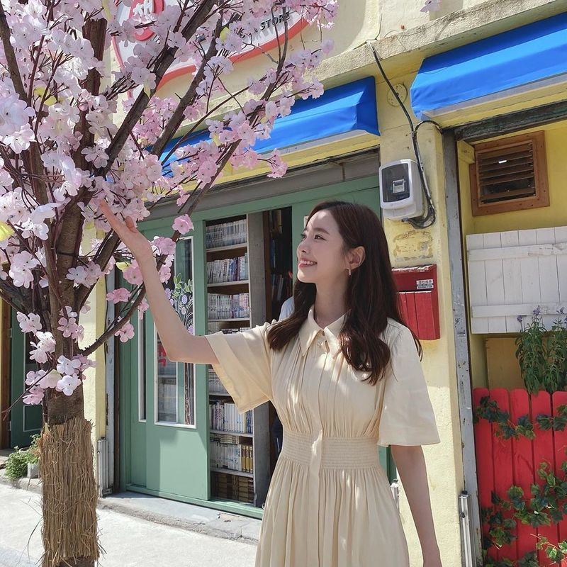 Jin Se-yeon showed off her fairy beauty.Actor Jean Seon-yeon posted two photos on his instagram on June 8 with an article entitled #Bone Gain # Last Week.In the open photo, Jin Se-yeon poses in a yellow dress at the KBS 2TV monthly Drama Born Again.Jin Se-yeon boasts a beautiful beauty than flowers under the cherry blossom tree, and at the same time, he focuses his attention with a bright smile.bak-beauty