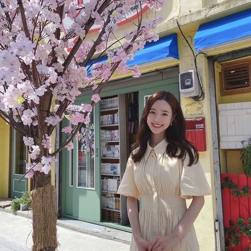 Jin Se-yeon showed off her fairy beauty.Actor Jean Seon-yeon posted two photos on his instagram on June 8 with an article entitled #Bone Gain # Last Week.In the open photo, Jin Se-yeon poses in a yellow dress at the KBS 2TV monthly Drama Born Again.Jin Se-yeon boasts a beautiful beauty than flowers under the cherry blossom tree, and at the same time, he focuses his attention with a bright smile.bak-beauty