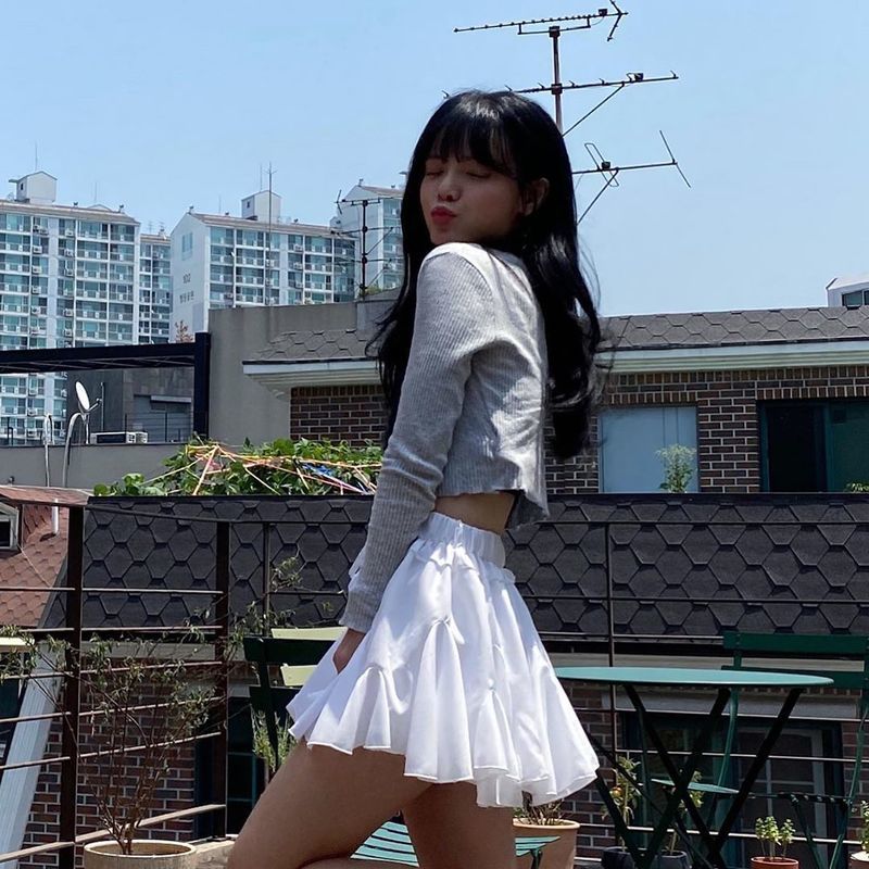 Jimin showed off his youthful charm.AOA Jimin posted several photos on June 8 with his article Exit! Work on his instagram.Jimin in the open photo is taking various poses on the roof of a house.Jimin wears a short skirt and a belly shirt, makes a cute face or makes a bright smile to focus attention.bak-beauty