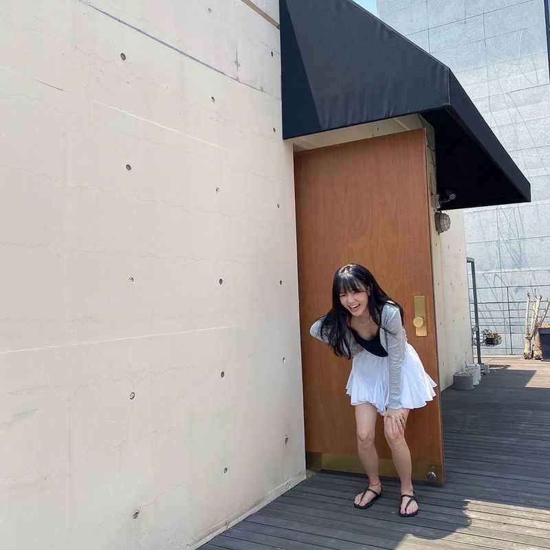 Jimin showed off his youthful charm.AOA Jimin posted several photos on June 8 with his article Exit! Work on his instagram.Jimin in the open photo is taking various poses on the roof of a house.Jimin wears a short skirt and a belly shirt, makes a cute face or makes a bright smile to focus attention.bak-beauty