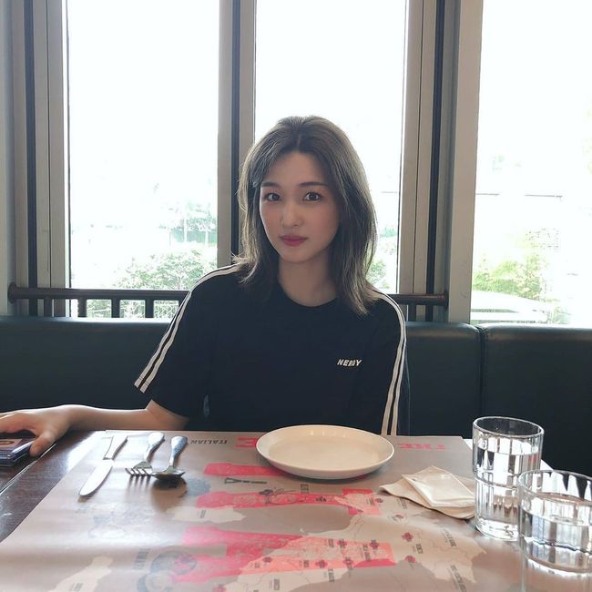 Kim Yul-hee, a girl group Laboum, unveiled a daily life that was briefly out of parenting stress.Kim Yul-hee posted a recent report on his instagram on the 7th, posting an article and a photo called Huhuhuhu.The photo showed Kim Yul-hee trying to eat at a restaurant. She stepped out in a comfortable outfit, including a black T-shirt.Kim Yul-hee boasts incredible beautiful looks for having three childrenI am showing off beautiful looks enough to be active as a girl group again.Meanwhile, Kim Yul-hee is married to FT Island member Choi Min-hwan and has one male and two daughters under her belt; she recently gave birth to Twins daughter and received many congratulations.