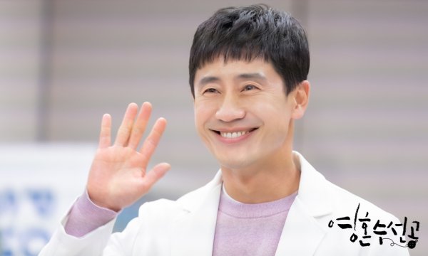 The more KBS2 drama Soul Soo-sun sees, the more black hole charm that attracts viewers is loved.Young Hon Soo-gong (played by Lee Hyang-hee / directed by Yoo Hyun-ki) released a behind-the-scenes cut of Actors who are active as a psychiatrist at Eungang Hospital, including Shin Ha-kyun (played by Lee Si-jun), Jung So-min (played by Hanwooju), and Tae In-ho (played by In Dong-hyuk) on the 8th.The soul-su-sun-gong is a mental prescription that tells the story of psychiatrists who believe that they are not treating people who are sick.Acting actors such as Shin Ha-kyun, Jung So-min, Tae In-ho, and Park Ye-jin are the works of Lee Hyang, Brain, Study God, and My Daughter Seo Young-yi, who are in harmony with PD Yoo Hyun-ki. I do.In the last broadcast of the Soul Sui Seongong, the image of Mental and doctors who took off to treat Baek Firefighter (Oh Ryeong-bun), who was brought to the Eungang Hospital by trying to make an extreme choice with In the Valley of Elah (PTSD), was drawn and impressed.In this process, the co-op had a conflict with Dong-hyuk, who is in charge of the treatment of the white firefighter.The universe, which had been trying to do the Silver River Hospital Drama therapy more sincerely than anyone else, eventually decided to quit the Drama therapy when the collimation was in trouble because of him.The universe leaves, but the Drama therapy script he prepared for the In the Valley of Elah patient was an inspiration for the collimators and doctors, which helped to treat the white firefighter.Noh Woo-jung (played by Andong-gu), who fell into a Menbung after hearing the death of a post-traumatic stress patient he cared for, was comforted and encouraged by the co-chairman.Kang Nuri (Ha Young), who was also a victim of the hidden car, returned to the hospital in good health.As the story of the Eungang Hospital Mental and Doctors is being drawn attractively, the behind-the-scenes Steel Series shows actors spending time on the set where laughter does not leave.Shin Ha-kyun is equipped with a healing smile anytime and anywhere as a maker of the atmosphere of the soul shipmaker.In addition, in the drama, Tae In-ho, who has a moment of disagreement, and his close friend like a brother, give a warm heart.Shin Ha-kyun, Jung So-min, and Tae In-ho will present a healing magic soul repairman on Wednesday, 10th, at 10:21-22 pm.monster union