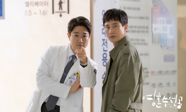 The more KBS2 drama Soul Soo-sun sees, the more black hole charm that attracts viewers is loved.Young Hon Soo-gong (played by Lee Hyang-hee / directed by Yoo Hyun-ki) released a behind-the-scenes cut of Actors who are active as a psychiatrist at Eungang Hospital, including Shin Ha-kyun (played by Lee Si-jun), Jung So-min (played by Hanwooju), and Tae In-ho (played by In Dong-hyuk) on the 8th.The soul-su-sun-gong is a mental prescription that tells the story of psychiatrists who believe that they are not treating people who are sick.Acting actors such as Shin Ha-kyun, Jung So-min, Tae In-ho, and Park Ye-jin are the works of Lee Hyang, Brain, Study God, and My Daughter Seo Young-yi, who are in harmony with PD Yoo Hyun-ki. I do.In the last broadcast of the Soul Sui Seongong, the image of Mental and doctors who took off to treat Baek Firefighter (Oh Ryeong-bun), who was brought to the Eungang Hospital by trying to make an extreme choice with In the Valley of Elah (PTSD), was drawn and impressed.In this process, the co-op had a conflict with Dong-hyuk, who is in charge of the treatment of the white firefighter.The universe, which had been trying to do the Silver River Hospital Drama therapy more sincerely than anyone else, eventually decided to quit the Drama therapy when the collimation was in trouble because of him.The universe leaves, but the Drama therapy script he prepared for the In the Valley of Elah patient was an inspiration for the collimators and doctors, which helped to treat the white firefighter.Noh Woo-jung (played by Andong-gu), who fell into a Menbung after hearing the death of a post-traumatic stress patient he cared for, was comforted and encouraged by the co-chairman.Kang Nuri (Ha Young), who was also a victim of the hidden car, returned to the hospital in good health.As the story of the Eungang Hospital Mental and Doctors is being drawn attractively, the behind-the-scenes Steel Series shows actors spending time on the set where laughter does not leave.Shin Ha-kyun is equipped with a healing smile anytime and anywhere as a maker of the atmosphere of the soul shipmaker.In addition, in the drama, Tae In-ho, who has a moment of disagreement, and his close friend like a brother, give a warm heart.Shin Ha-kyun, Jung So-min, and Tae In-ho will present a healing magic soul repairman on Wednesday, 10th, at 10:21-22 pm.monster union