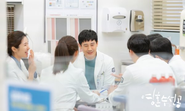 The more KBS2 drama Soul Soo-sun sees, the more black hole charm that attracts viewers is loved.Young Hon Soo-gong (played by Lee Hyang-hee / directed by Yoo Hyun-ki) released a behind-the-scenes cut of Actors who are active as a psychiatrist at Eungang Hospital, including Shin Ha-kyun (played by Lee Si-jun), Jung So-min (played by Hanwooju), and Tae In-ho (played by In Dong-hyuk) on the 8th.The soul-su-sun-gong is a mental prescription that tells the story of psychiatrists who believe that they are not treating people who are sick.Acting actors such as Shin Ha-kyun, Jung So-min, Tae In-ho, and Park Ye-jin are the works of Lee Hyang, Brain, Study God, and My Daughter Seo Young-yi, who are in harmony with PD Yoo Hyun-ki. I do.In the last broadcast of the Soul Sui Seongong, the image of Mental and doctors who took off to treat Baek Firefighter (Oh Ryeong-bun), who was brought to the Eungang Hospital by trying to make an extreme choice with In the Valley of Elah (PTSD), was drawn and impressed.In this process, the co-op had a conflict with Dong-hyuk, who is in charge of the treatment of the white firefighter.The universe, which had been trying to do the Silver River Hospital Drama therapy more sincerely than anyone else, eventually decided to quit the Drama therapy when the collimation was in trouble because of him.The universe leaves, but the Drama therapy script he prepared for the In the Valley of Elah patient was an inspiration for the collimators and doctors, which helped to treat the white firefighter.Noh Woo-jung (played by Andong-gu), who fell into a Menbung after hearing the death of a post-traumatic stress patient he cared for, was comforted and encouraged by the co-chairman.Kang Nuri (Ha Young), who was also a victim of the hidden car, returned to the hospital in good health.As the story of the Eungang Hospital Mental and Doctors is being drawn attractively, the behind-the-scenes Steel Series shows actors spending time on the set where laughter does not leave.Shin Ha-kyun is equipped with a healing smile anytime and anywhere as a maker of the atmosphere of the soul shipmaker.In addition, in the drama, Tae In-ho, who has a moment of disagreement, and his close friend like a brother, give a warm heart.Shin Ha-kyun, Jung So-min, and Tae In-ho will present a healing magic soul repairman on Wednesday, 10th, at 10:21-22 pm.monster union