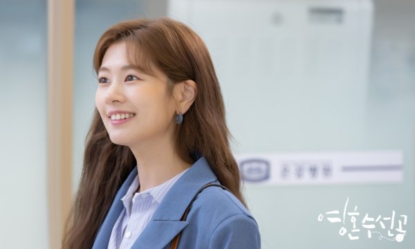 The more KBS2 drama Soul Soo-sun sees, the more black hole charm that attracts viewers is loved.Young Hon Soo-gong (played by Lee Hyang-hee / directed by Yoo Hyun-ki) released a behind-the-scenes cut of Actors who are active as a psychiatrist at Eungang Hospital, including Shin Ha-kyun (played by Lee Si-jun), Jung So-min (played by Hanwooju), and Tae In-ho (played by In Dong-hyuk) on the 8th.The soul-su-sun-gong is a mental prescription that tells the story of psychiatrists who believe that they are not treating people who are sick.Acting actors such as Shin Ha-kyun, Jung So-min, Tae In-ho, and Park Ye-jin are the works of Lee Hyang, Brain, Study God, and My Daughter Seo Young-yi, who are in harmony with PD Yoo Hyun-ki. I do.In the last broadcast of the Soul Sui Seongong, the image of Mental and doctors who took off to treat Baek Firefighter (Oh Ryeong-bun), who was brought to the Eungang Hospital by trying to make an extreme choice with In the Valley of Elah (PTSD), was drawn and impressed.In this process, the co-op had a conflict with Dong-hyuk, who is in charge of the treatment of the white firefighter.The universe, which had been trying to do the Silver River Hospital Drama therapy more sincerely than anyone else, eventually decided to quit the Drama therapy when the collimation was in trouble because of him.The universe leaves, but the Drama therapy script he prepared for the In the Valley of Elah patient was an inspiration for the collimators and doctors, which helped to treat the white firefighter.Noh Woo-jung (played by Andong-gu), who fell into a Menbung after hearing the death of a post-traumatic stress patient he cared for, was comforted and encouraged by the co-chairman.Kang Nuri (Ha Young), who was also a victim of the hidden car, returned to the hospital in good health.As the story of the Eungang Hospital Mental and Doctors is being drawn attractively, the behind-the-scenes Steel Series shows actors spending time on the set where laughter does not leave.Shin Ha-kyun is equipped with a healing smile anytime and anywhere as a maker of the atmosphere of the soul shipmaker.In addition, in the drama, Tae In-ho, who has a moment of disagreement, and his close friend like a brother, give a warm heart.Shin Ha-kyun, Jung So-min, and Tae In-ho will present a healing magic soul repairman on Wednesday, 10th, at 10:21-22 pm.monster union
