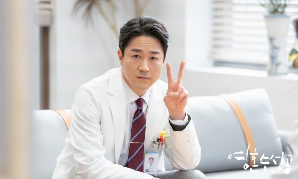 The more KBS2 drama Soul Soo-sun sees, the more black hole charm that attracts viewers is loved.Young Hon Soo-gong (played by Lee Hyang-hee / directed by Yoo Hyun-ki) released a behind-the-scenes cut of Actors who are active as a psychiatrist at Eungang Hospital, including Shin Ha-kyun (played by Lee Si-jun), Jung So-min (played by Hanwooju), and Tae In-ho (played by In Dong-hyuk) on the 8th.The soul-su-sun-gong is a mental prescription that tells the story of psychiatrists who believe that they are not treating people who are sick.Acting actors such as Shin Ha-kyun, Jung So-min, Tae In-ho, and Park Ye-jin are the works of Lee Hyang, Brain, Study God, and My Daughter Seo Young-yi, who are in harmony with PD Yoo Hyun-ki. I do.In the last broadcast of the Soul Sui Seongong, the image of Mental and doctors who took off to treat Baek Firefighter (Oh Ryeong-bun), who was brought to the Eungang Hospital by trying to make an extreme choice with In the Valley of Elah (PTSD), was drawn and impressed.In this process, the co-op had a conflict with Dong-hyuk, who is in charge of the treatment of the white firefighter.The universe, which had been trying to do the Silver River Hospital Drama therapy more sincerely than anyone else, eventually decided to quit the Drama therapy when the collimation was in trouble because of him.The universe leaves, but the Drama therapy script he prepared for the In the Valley of Elah patient was an inspiration for the collimators and doctors, which helped to treat the white firefighter.Noh Woo-jung (played by Andong-gu), who fell into a Menbung after hearing the death of a post-traumatic stress patient he cared for, was comforted and encouraged by the co-chairman.Kang Nuri (Ha Young), who was also a victim of the hidden car, returned to the hospital in good health.As the story of the Eungang Hospital Mental and Doctors is being drawn attractively, the behind-the-scenes Steel Series shows actors spending time on the set where laughter does not leave.Shin Ha-kyun is equipped with a healing smile anytime and anywhere as a maker of the atmosphere of the soul shipmaker.In addition, in the drama, Tae In-ho, who has a moment of disagreement, and his close friend like a brother, give a warm heart.Shin Ha-kyun, Jung So-min, and Tae In-ho will present a healing magic soul repairman on Wednesday, 10th, at 10:21-22 pm.monster union