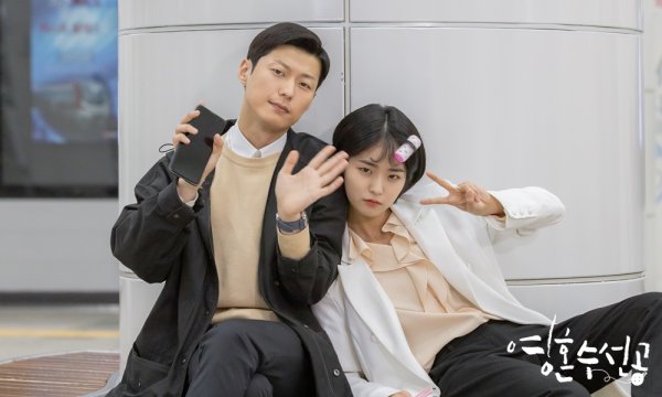The more KBS2 drama Soul Soo-sun sees, the more black hole charm that attracts viewers is loved.Young Hon Soo-gong (played by Lee Hyang-hee / directed by Yoo Hyun-ki) released a behind-the-scenes cut of Actors who are active as a psychiatrist at Eungang Hospital, including Shin Ha-kyun (played by Lee Si-jun), Jung So-min (played by Hanwooju), and Tae In-ho (played by In Dong-hyuk) on the 8th.The soul-su-sun-gong is a mental prescription that tells the story of psychiatrists who believe that they are not treating people who are sick.Acting actors such as Shin Ha-kyun, Jung So-min, Tae In-ho, and Park Ye-jin are the works of Lee Hyang, Brain, Study God, and My Daughter Seo Young-yi, who are in harmony with PD Yoo Hyun-ki. I do.In the last broadcast of the Soul Sui Seongong, the image of Mental and doctors who took off to treat Baek Firefighter (Oh Ryeong-bun), who was brought to the Eungang Hospital by trying to make an extreme choice with In the Valley of Elah (PTSD), was drawn and impressed.In this process, the co-op had a conflict with Dong-hyuk, who is in charge of the treatment of the white firefighter.The universe, which had been trying to do the Silver River Hospital Drama therapy more sincerely than anyone else, eventually decided to quit the Drama therapy when the collimation was in trouble because of him.The universe leaves, but the Drama therapy script he prepared for the In the Valley of Elah patient was an inspiration for the collimators and doctors, which helped to treat the white firefighter.Noh Woo-jung (played by Andong-gu), who fell into a Menbung after hearing the death of a post-traumatic stress patient he cared for, was comforted and encouraged by the co-chairman.Kang Nuri (Ha Young), who was also a victim of the hidden car, returned to the hospital in good health.As the story of the Eungang Hospital Mental and Doctors is being drawn attractively, the behind-the-scenes Steel Series shows actors spending time on the set where laughter does not leave.Shin Ha-kyun is equipped with a healing smile anytime and anywhere as a maker of the atmosphere of the soul shipmaker.In addition, in the drama, Tae In-ho, who has a moment of disagreement, and his close friend like a brother, give a warm heart.Shin Ha-kyun, Jung So-min, and Tae In-ho will present a healing magic soul repairman on Wednesday, 10th, at 10:21-22 pm.monster union