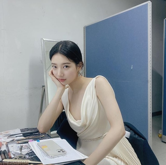 Singer and Actor Bae Suzy boasted a pure charm with a pure white one piece.Bae Suzy posted a recent photo on her instagram on the 8th.In the open photo, Bae Suzy is digesting pure white One Piece like a perfect match even on white skin.Especially, Bae Suzy shows off his innocent visuals, but his eyes are intensely looking at the camera and giving a provocative feeling.Bae Suzy appears on TVN Start Up ahead of the broadcast this year.Photo: Bae Suzy Instagram