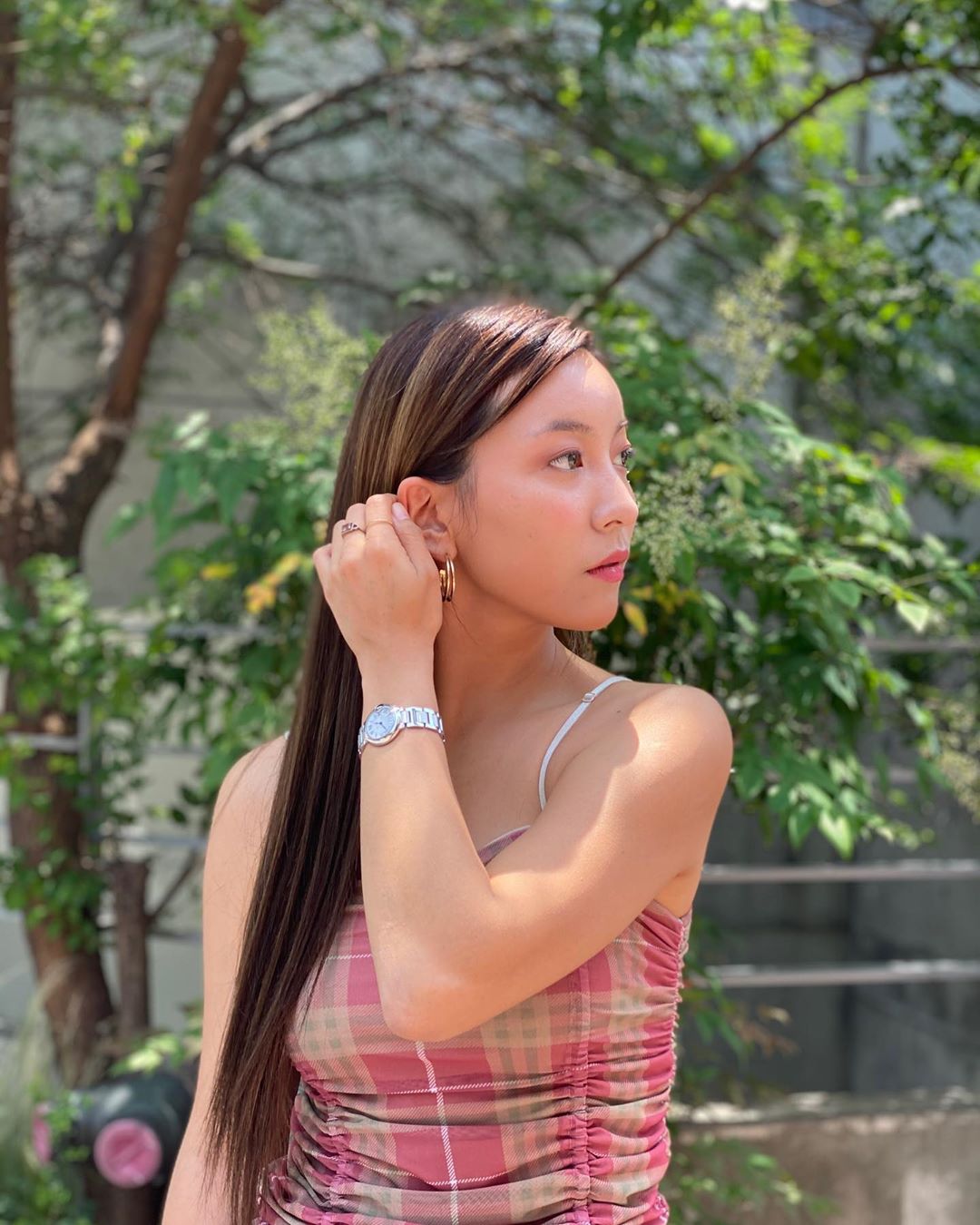 Luna, a member of the group F-X, has revealed her current status.Luna posted a picture on her Instagram account on the 8th without any comment.Luna, in the open photo, is staring somewhere and handing her hair behind her ears, adding a youthful charm with a pink check sleeveless top.Luna further accentuated her Elegance visuals with her natural make-up, with Lunas innocent sidelines admiring.Luna is in charge of the Lifetime Channel entertainment Beauty Time.Photo = Luna Instagram